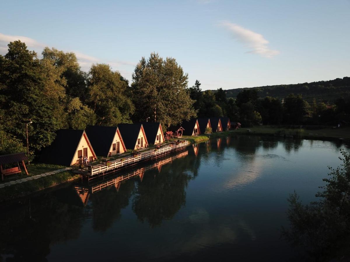 Pastravaria Zavoi Valea Danului Exterior foto